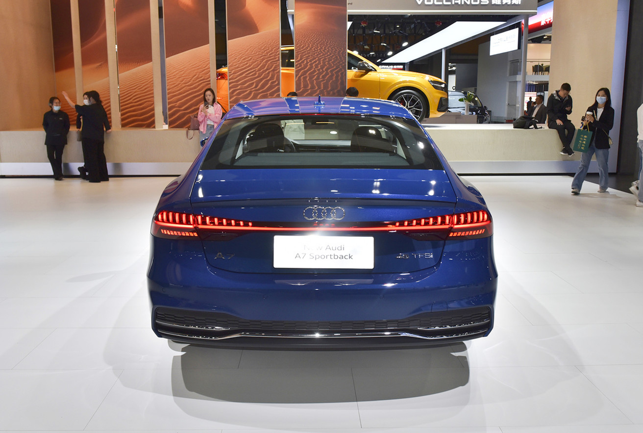 新款奥迪a7亮相广州车展并上市,2.0t/3.0t动力,售价58.98万元起