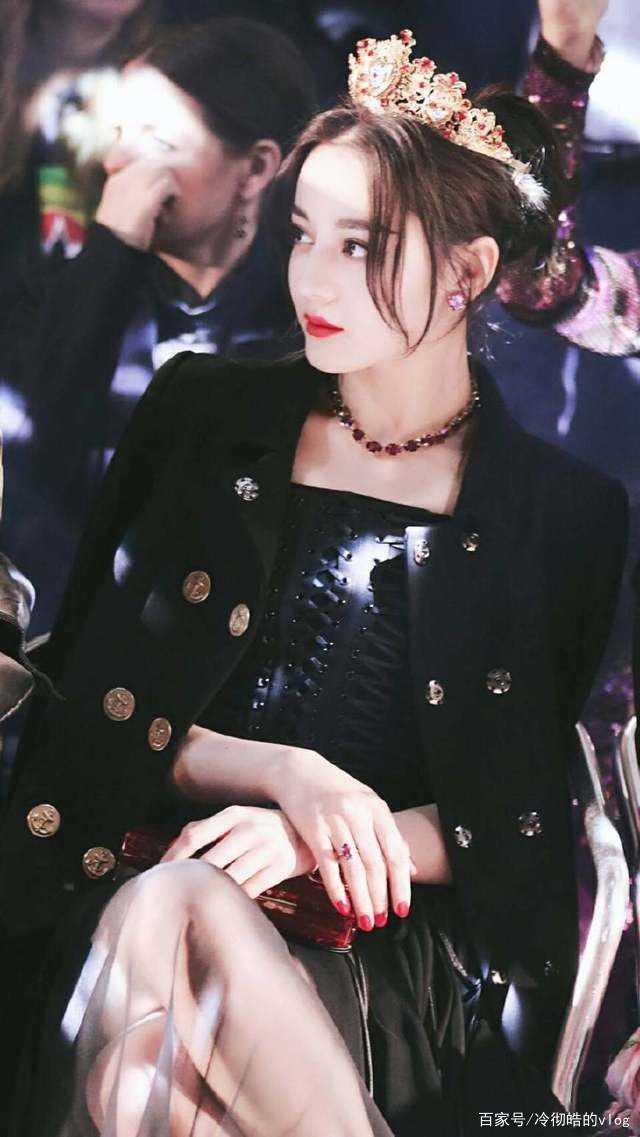 新疆美女"迪丽热巴",一双深邃迷人的眼睛,修长的身材,爱了