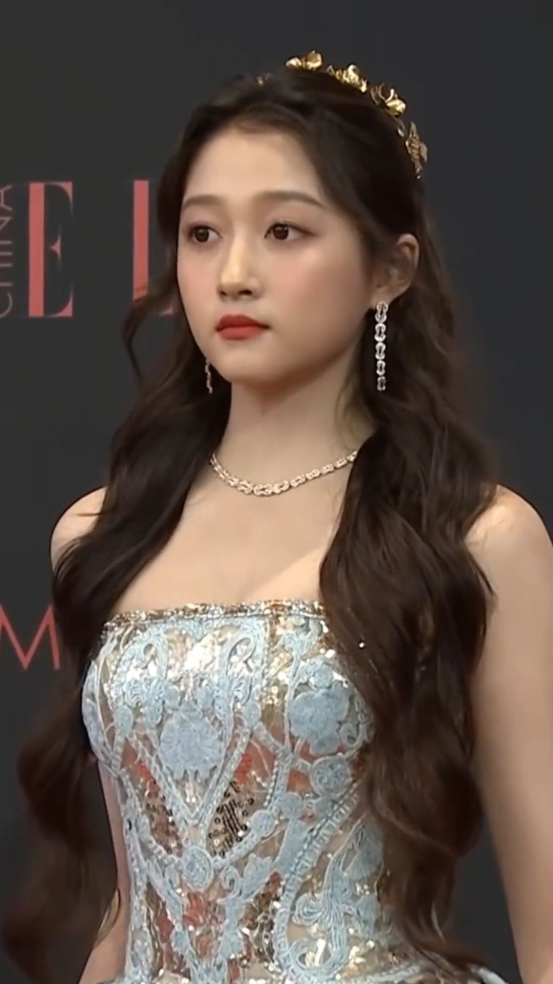 关晓彤身着蓝色鎏金礼裙走红毯大家闺秀的感觉来了