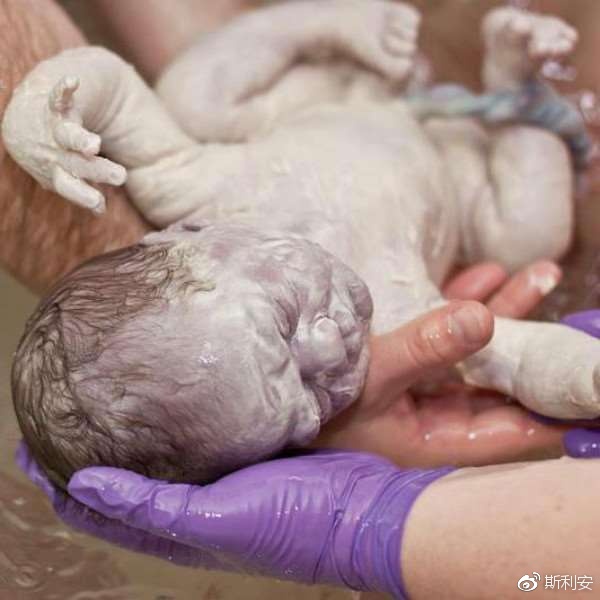 刚刚出生的婴儿可以洗澡吗?很多医院都做错了!