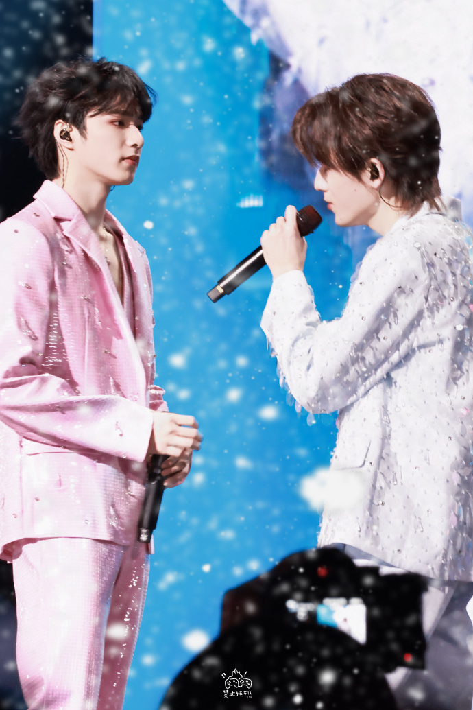 宋亚轩刘耀文合唱对视