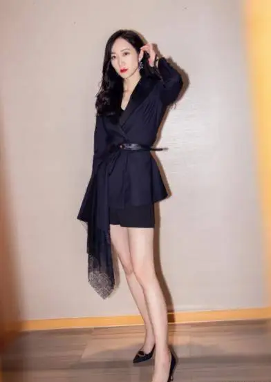 原创韩雪拍定妆照亮片装尽显37岁知性美纸片人身材让人羡慕