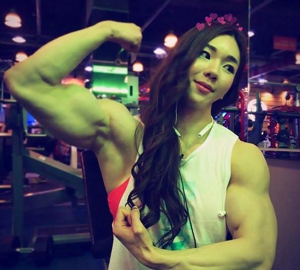 韩国女子练出一身发达的肌肉,被称为"女版施瓦辛格"