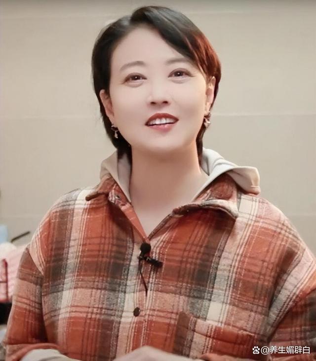 57岁周海媚近照曝光,眼袋比眼睛还大老态明显,被喊奶奶幽默回应