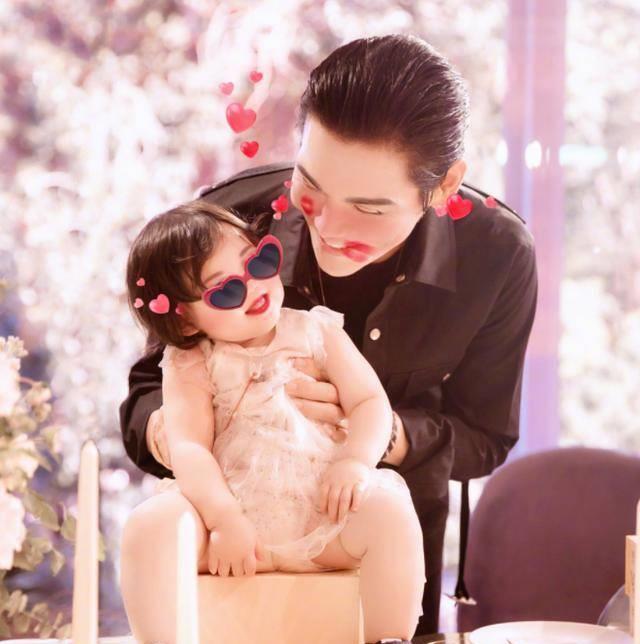 向佐郭碧婷为女儿办生日宴,向太发博公开小奶黄正脸照_向太跟_孙女