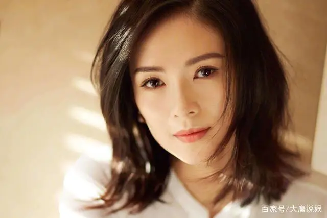 20年前,章子怡穿红肚兜和张艺谋上台领奖,下台后张艺谋暴怒大骂_成为