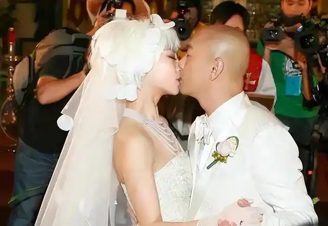 演员张卫健和妻子相爱27年至今无子宠妻如此的他现在怎样了