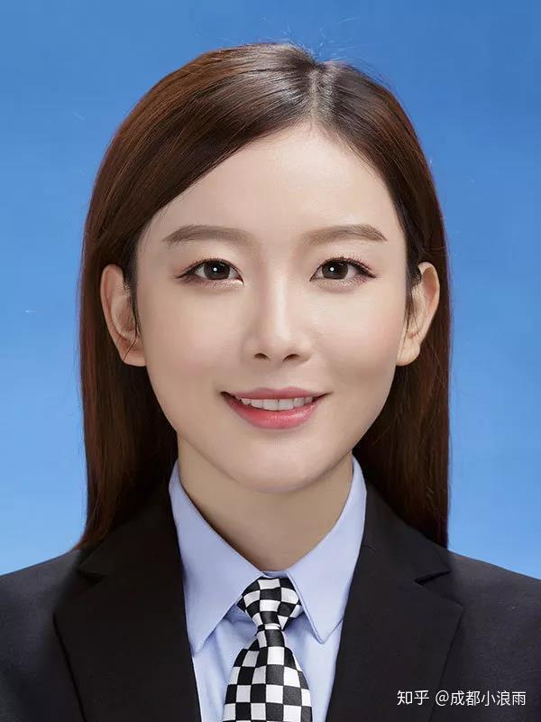 上衣穿着很多人都觉得反正证件照就只要上半身,所以衣服都是随便穿,但