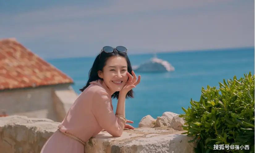 55岁许晴太显年轻!穿粉色连衣裙去度假,剪了齐肩短发嫩得像24岁