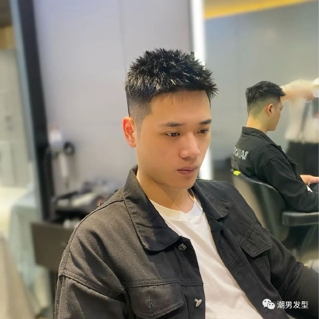 在最近比较流行的男生短发发型中,莫过于这种前刺造型了,两边的头发