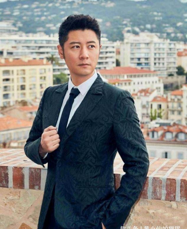 他漂亮成功后穿出西装来真的是一表人才,玉树临风,很有四十岁男人的