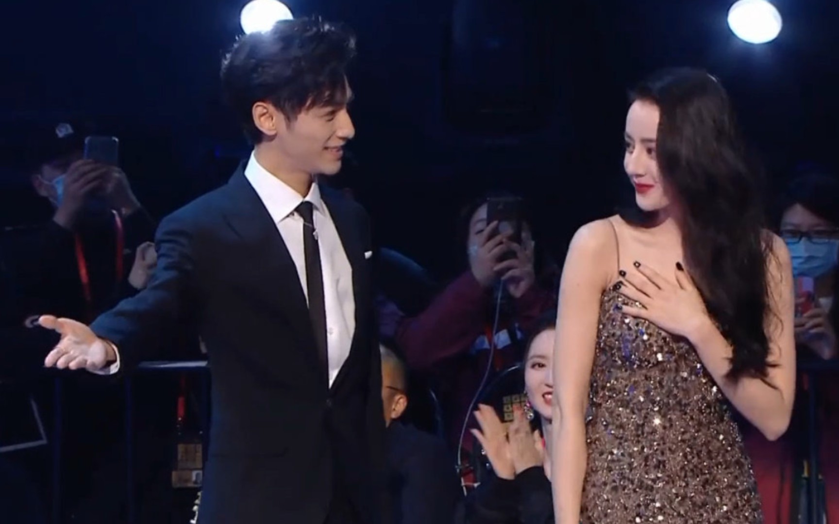 【迪丽热巴罗云熙】星光大赏甜份小细节对视与同框