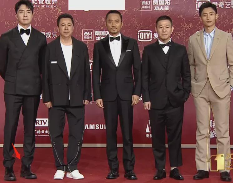 男星走红毯一样拼朱一龙鞋子搭配有玄机郑恺身高178还踩高跟