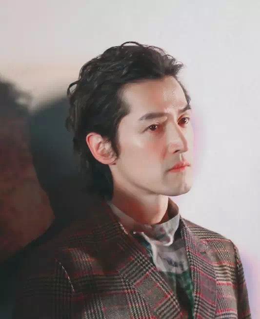 胡歌新发型"卷发背头",潮男必备款