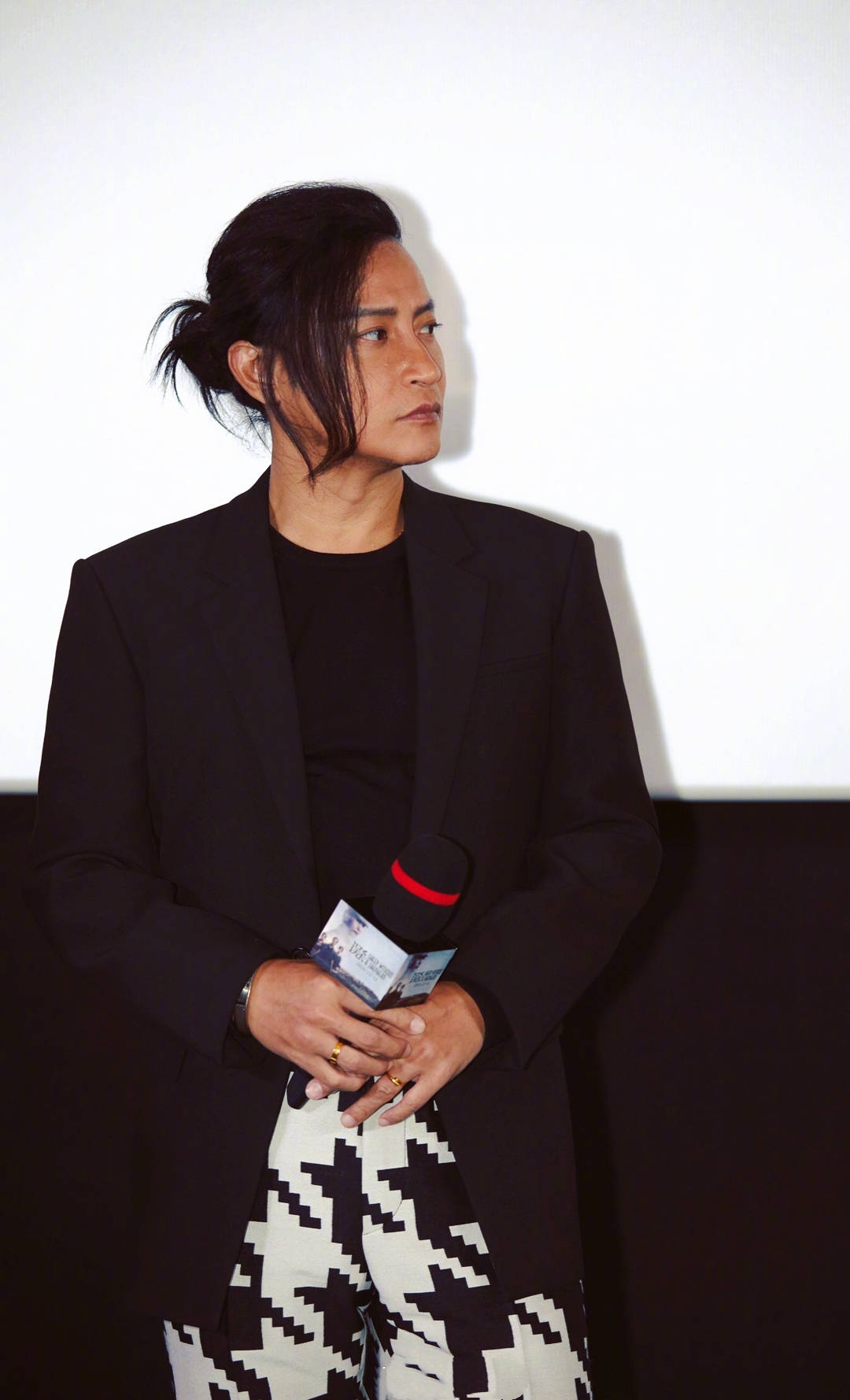 陈志朋求求你做个正常人!丢掉奇装异服穿西装,烫复古卷man爆了