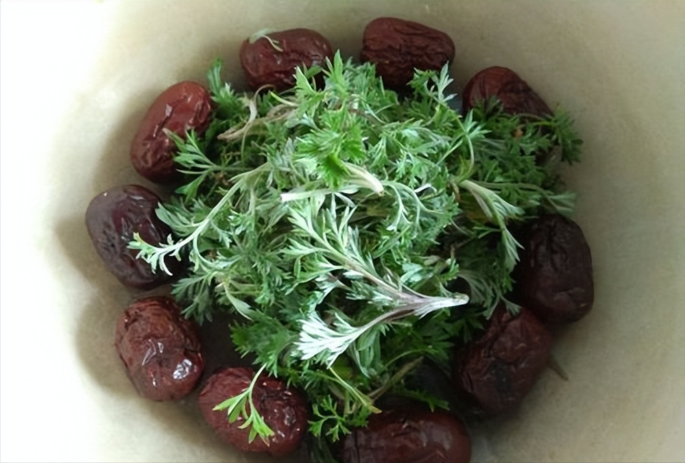 农村常见野草茵陈加大枣煮水作用厉害了看到挖点回家备用