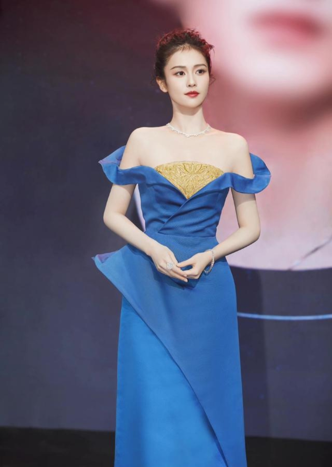 白鹿这身蓝色礼服裙造型好美,高贵典雅,肌肤白皙,温柔甜美,浑身散发着