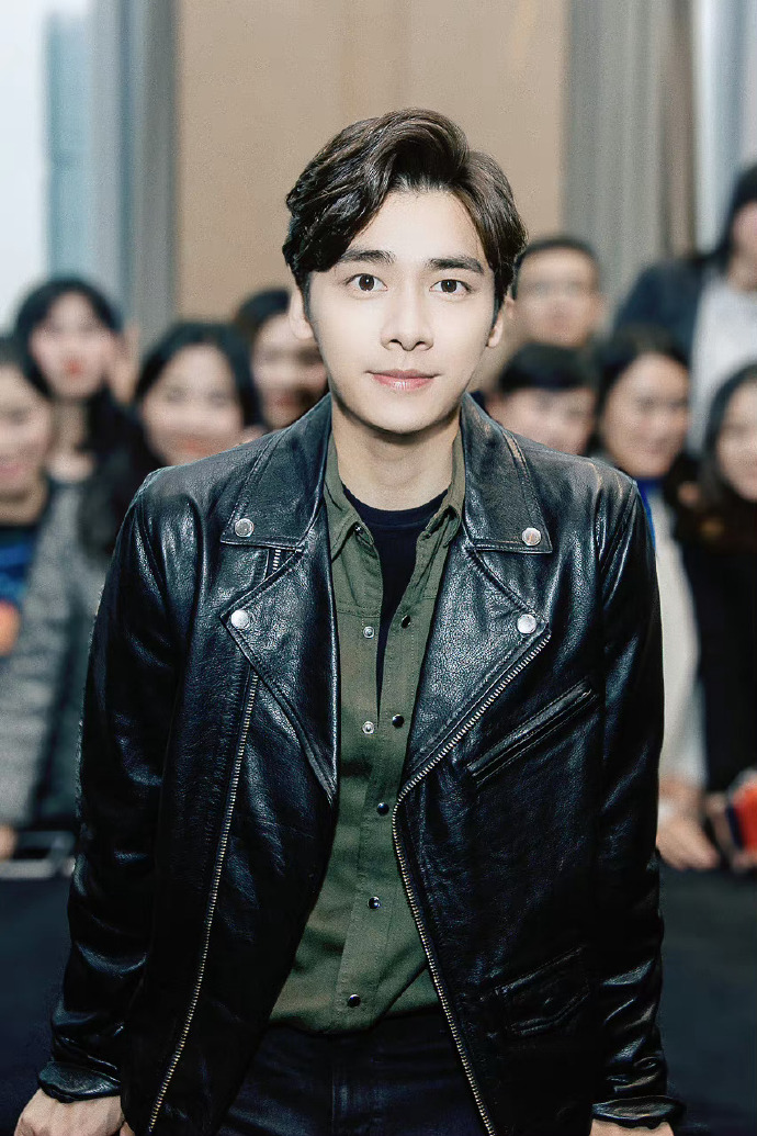 挑战每天按相册顺序发一张李易峰的照片##园园不断