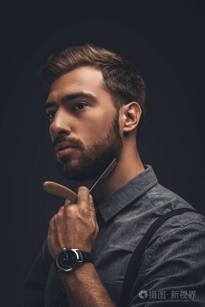 用剃刀刮胡子的男人照片-正版商用图片0cxcn5-摄图新视界
