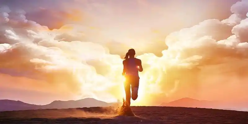 夕阳落日下女性坚持努力奔跑