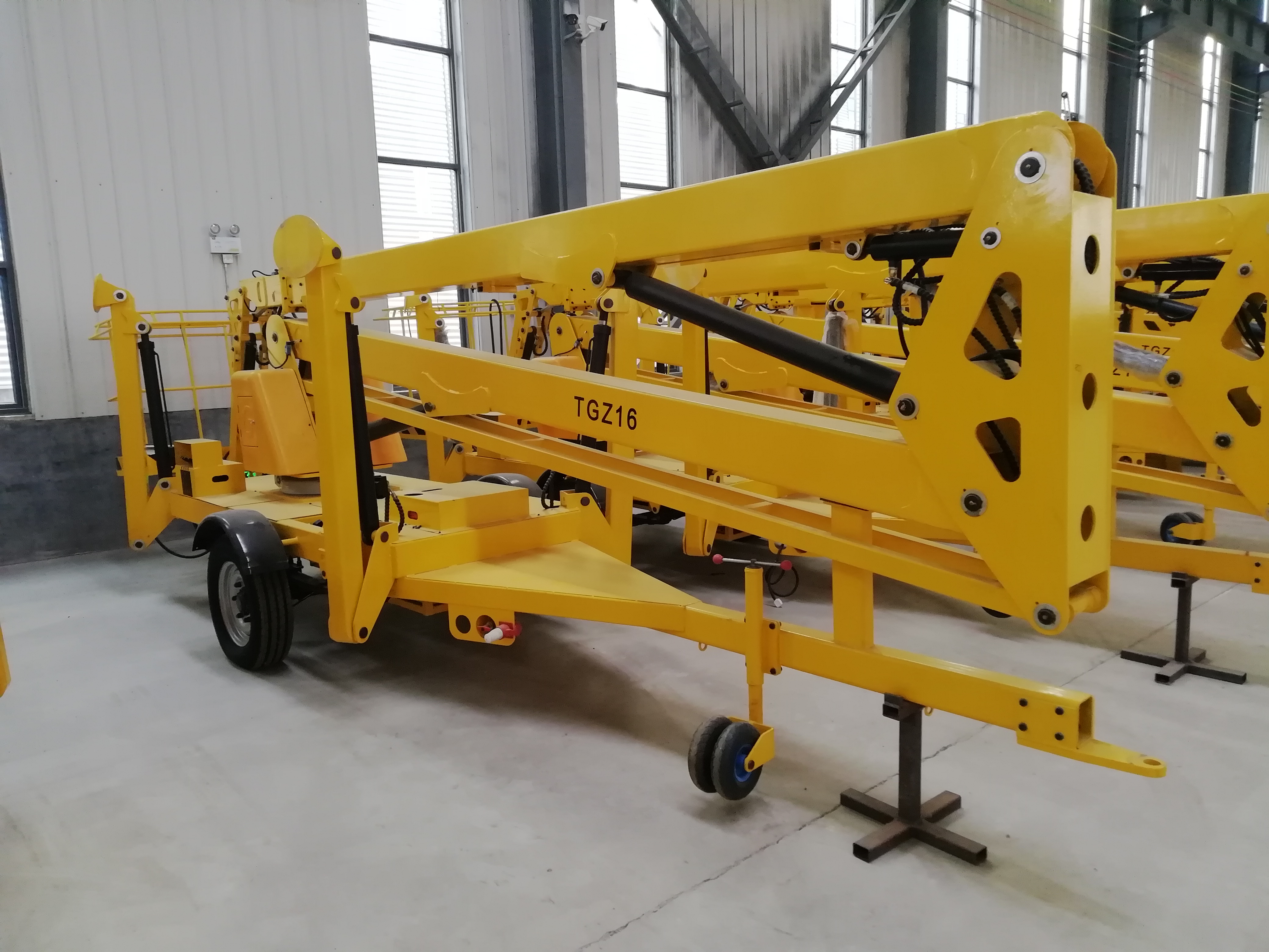 牵引曲臂式升降机