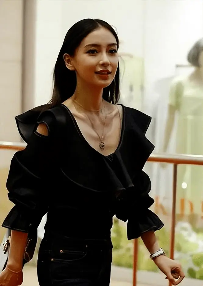 杨颖被路人拍的好瘦,这种白幼瘦的体质不健康,还不如素人漂亮!