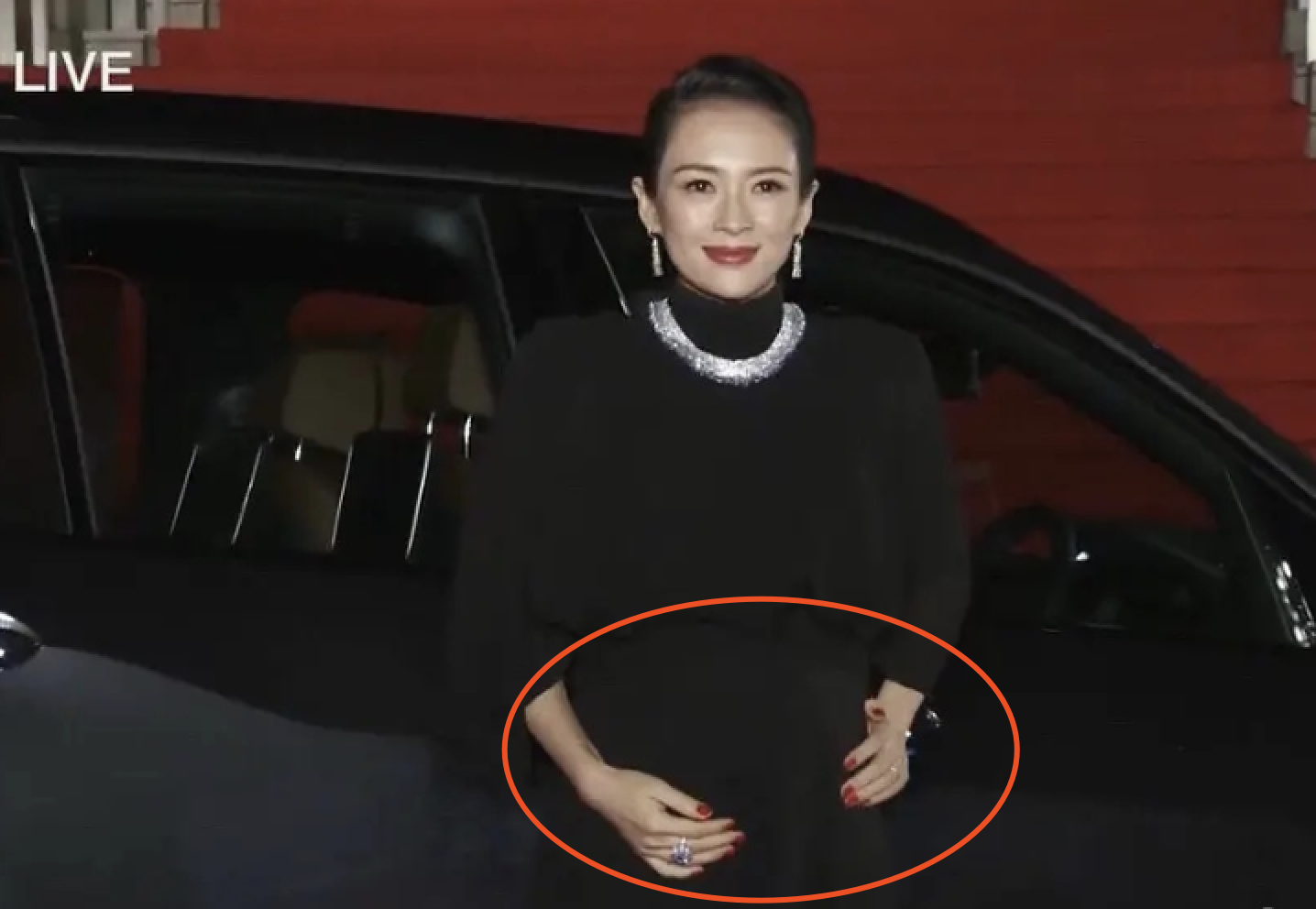 章子怡独家回应已怀孕!公开亮相手托大孕肚,裙子下二胎已显怀