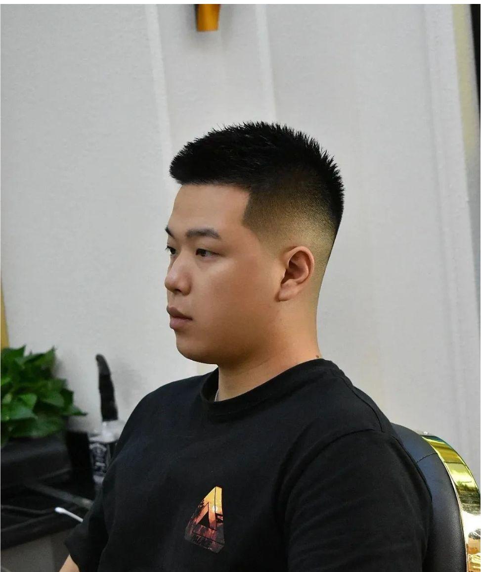 两侧铲短男士发型,对于天热的时候来说,是清凉又解暑,特别是这种寸头