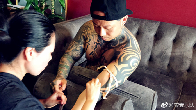 零壹乐队新专辑封面,由纹身大师傅海林手绘完成.这次我用的是真血