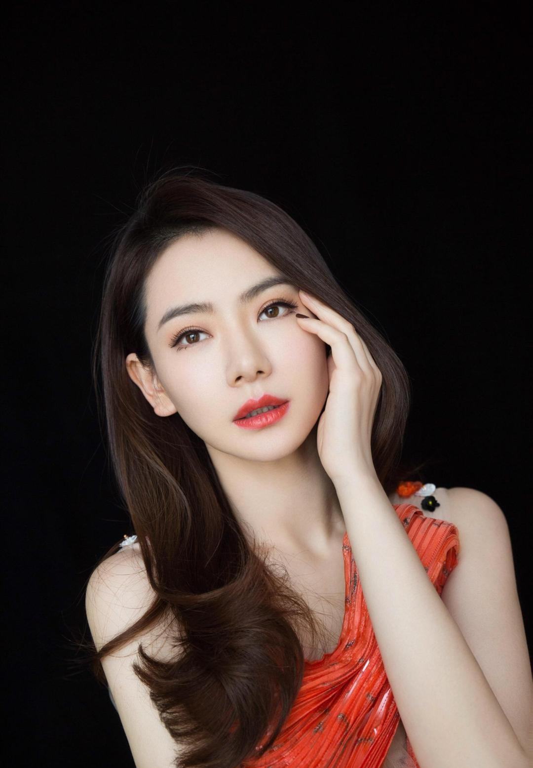 也有人询问戚薇何时会对航班欺诈事件作出回应.