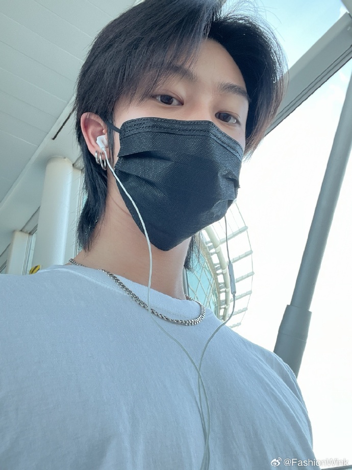 每张自拍都散发着无限帅气!