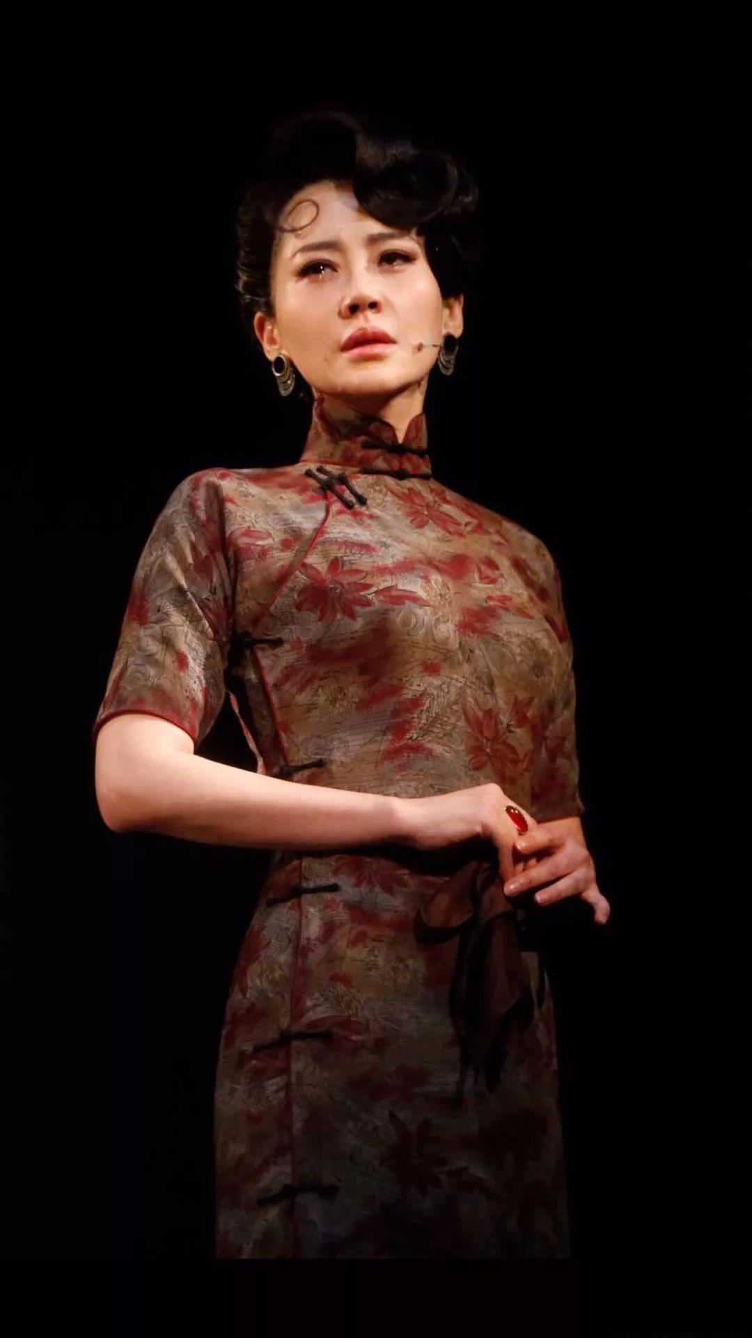 许晴也能完美的驾驭 她在《如梦之梦》中饰演的顾香兰 早已成为影迷