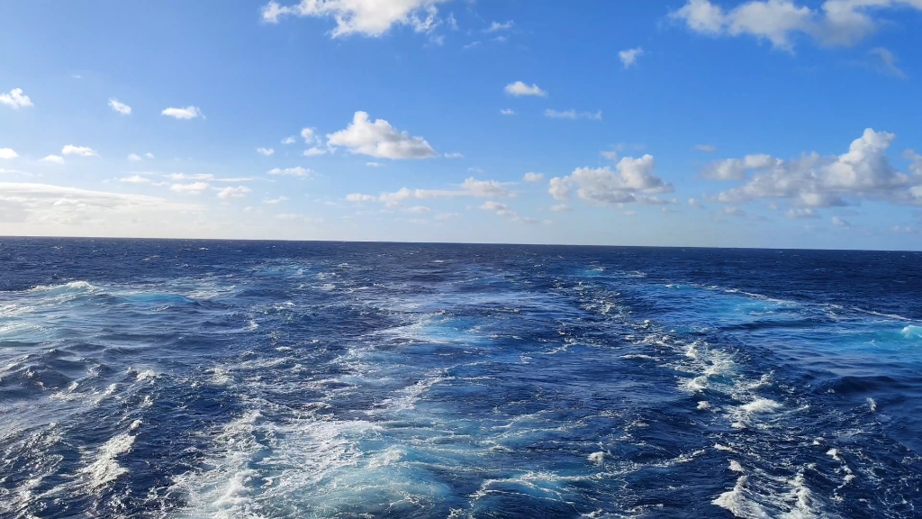 蔚蓝的天空与大海/海上风景