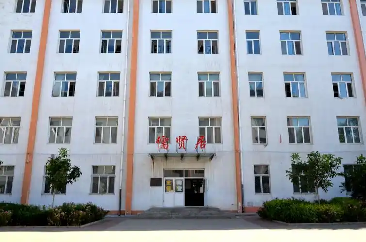 春风化雨般的关怀,社会各届办学力量的支持,是柏乡二中教育飞翔的动力