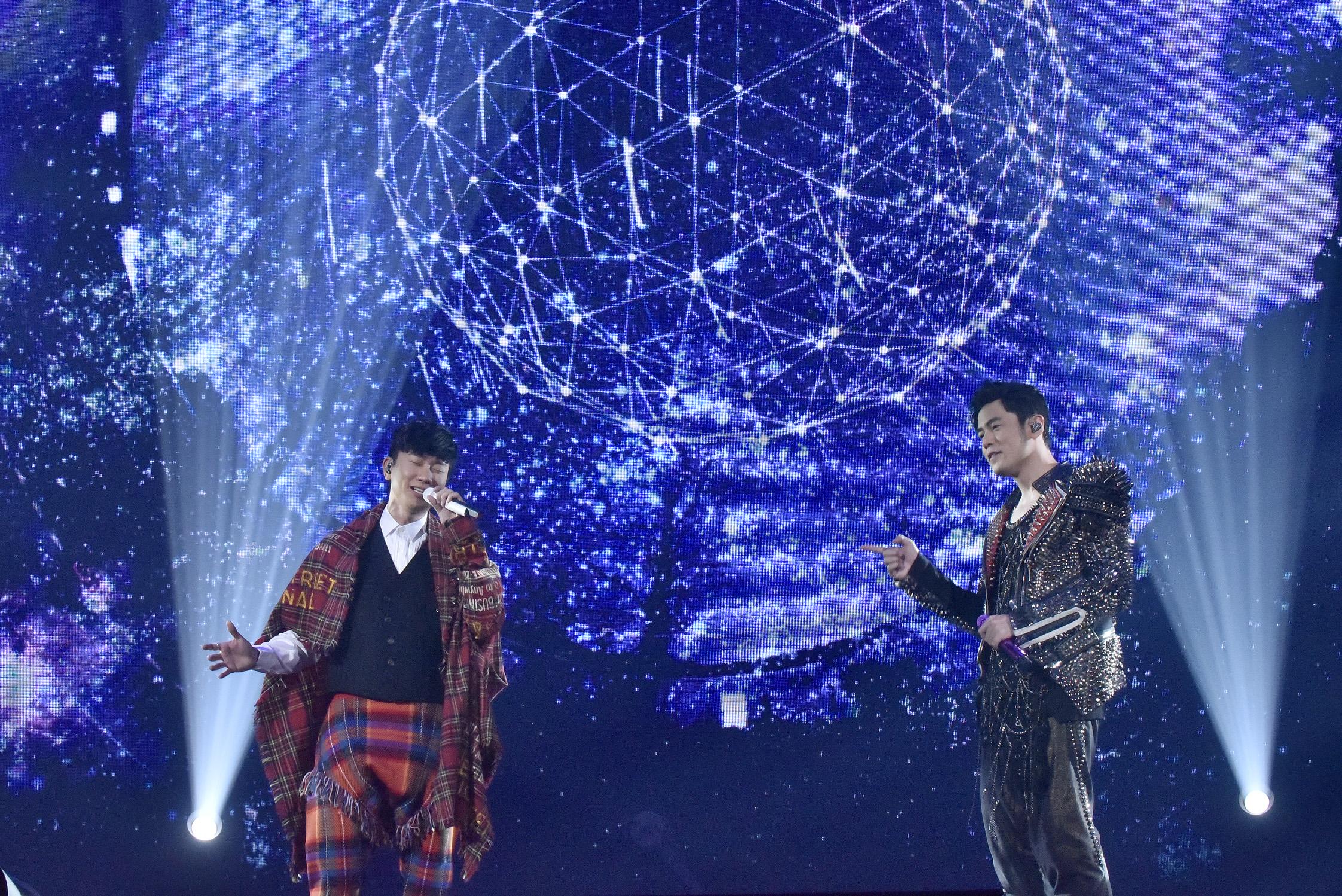 周杰伦和林俊杰合唱的一首歌,台下的歌迷是不是很疯狂?