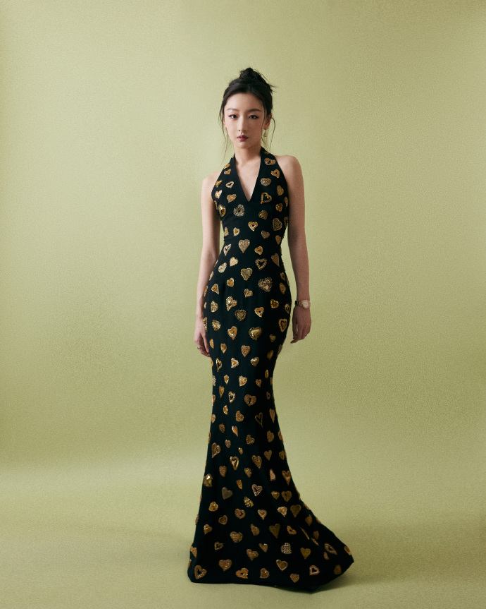 电影永不散场,@周冬雨亮相第十七届#first青年电影展#闭幕红毯