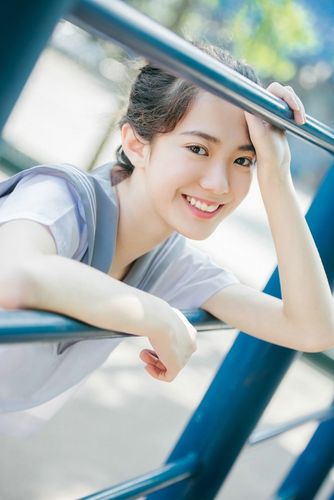 白嫩肌肤清纯可爱美女校花甜美俏皮户外迷人活力唯美写真