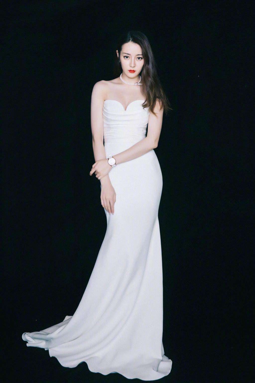 迪丽热巴白色抹胸长裙