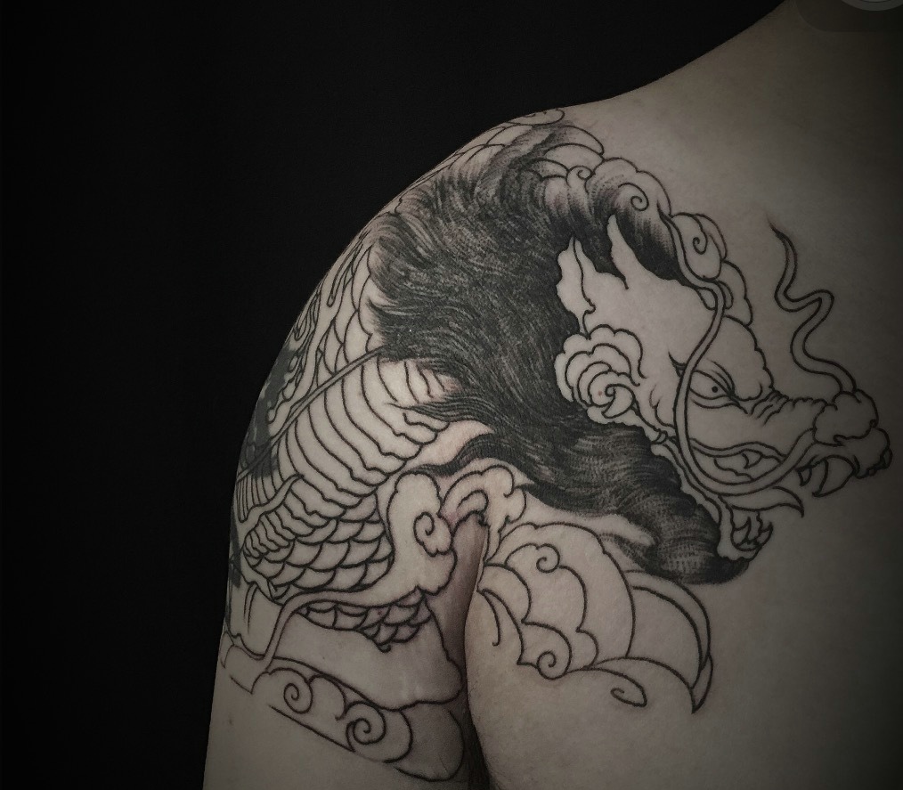 简陋低调的半甲邪龙纹身图案