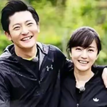 有一次,郭京飞给老婆鲍莉打电话:"老婆,有个法国姑娘,要坐我大腿怎么