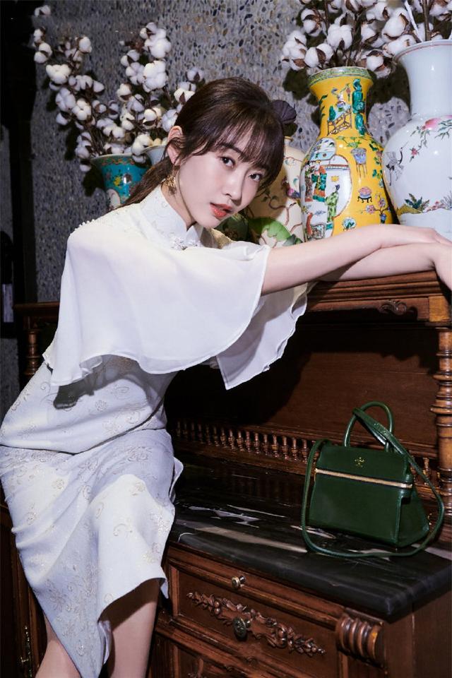 "全世界最好的师姐"宣璐,穿旗袍秀小蛮腰,美得清纯脱俗!