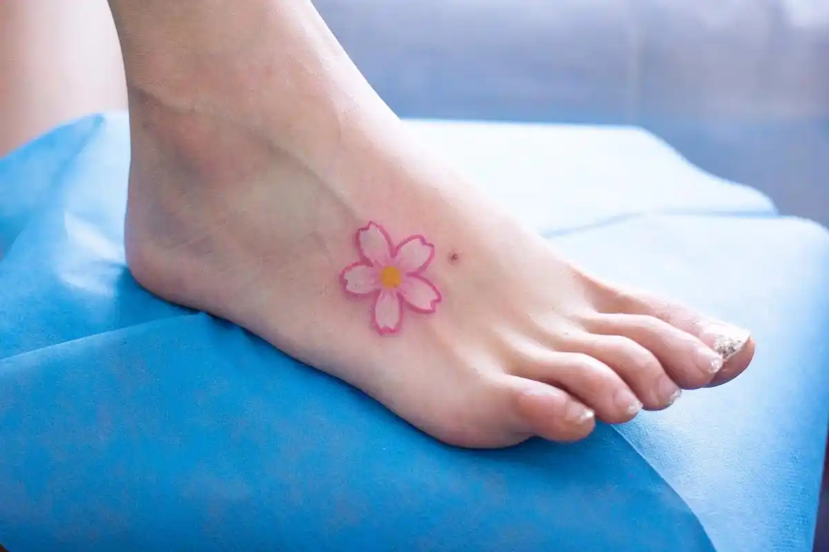 脚背樱花纹身.又一个angelababy同款诞生 #重庆 # - 抖音