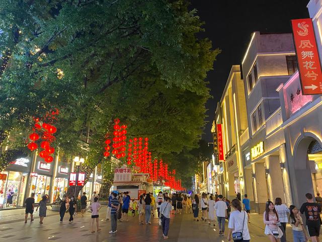 晚上22点的北京路步行街,真是人山人海,烟火气与人气旺得不得了.