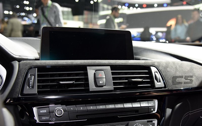 中控显示屏不同于其他的车型,设计造型非常的独特,外观线条很硬朗