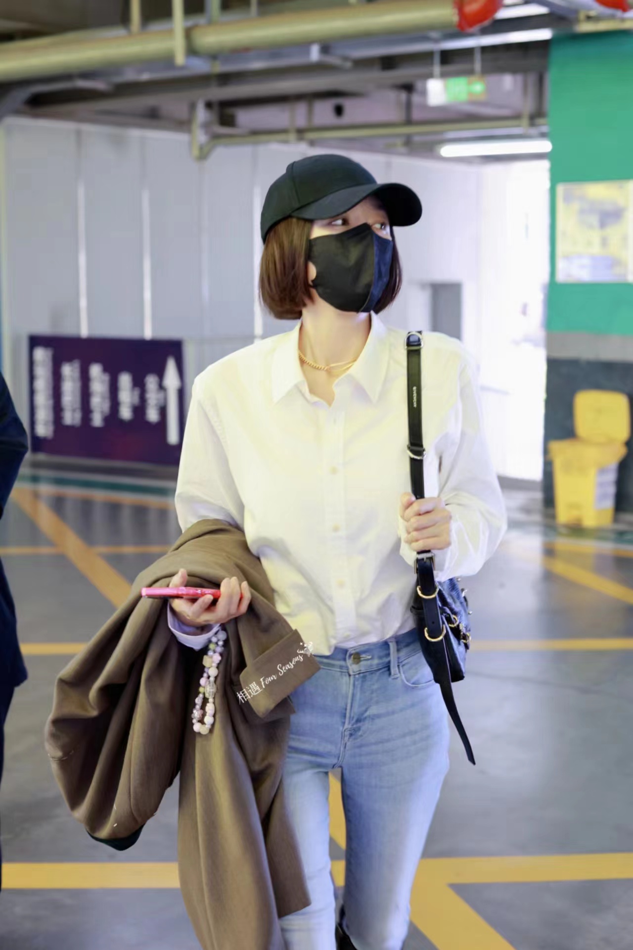 秦岚现身机场,白衬衫搭配牛仔裤,造型简约气质却很出众!