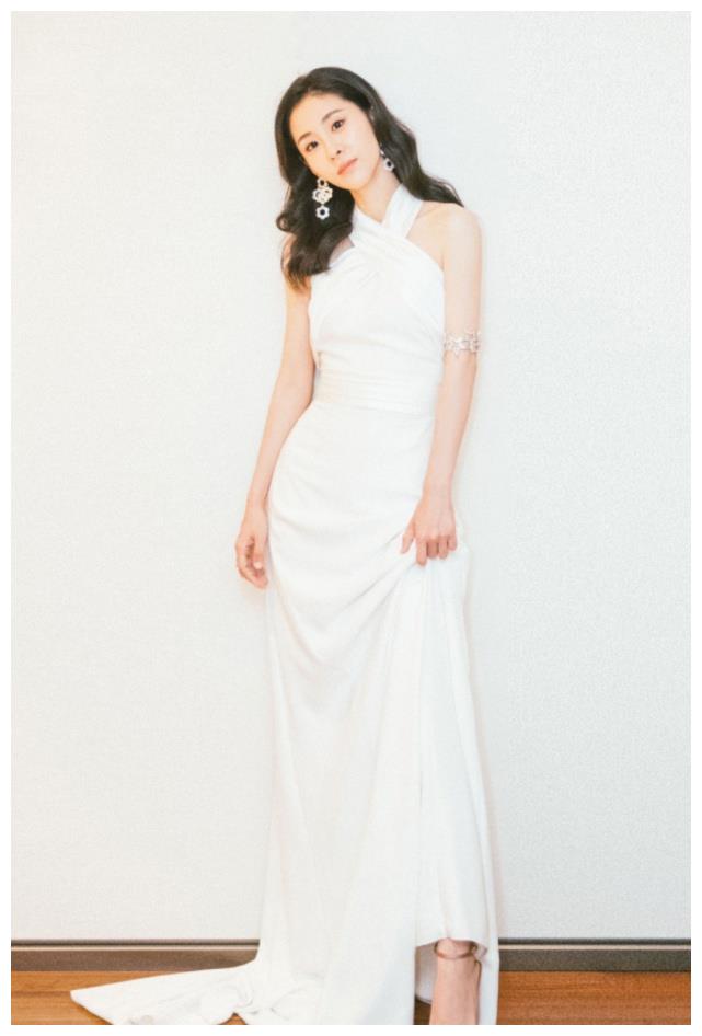 原创张碧晨有多任性女生恨不得秀出来的靴子她藏起一半显腿短