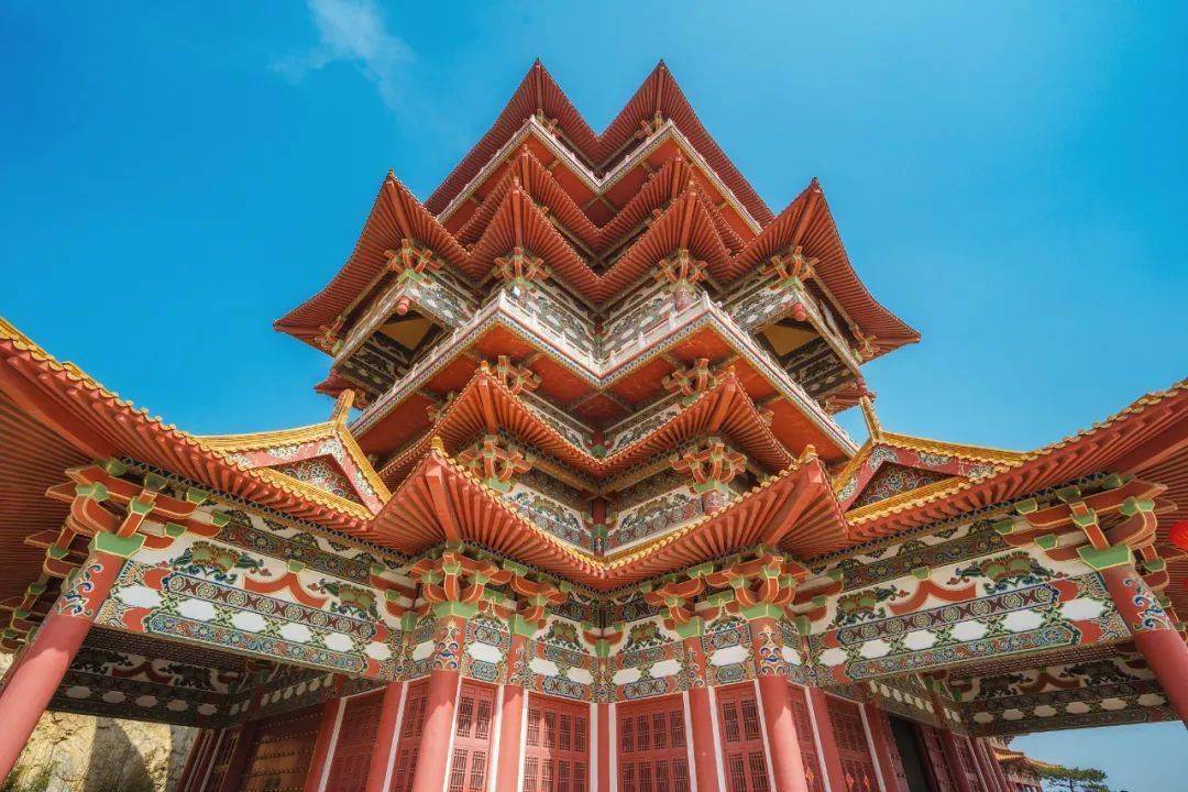 西方, 再没有一个民族 对中轴对称线如此钟爱与恪守 放眼中国的建筑