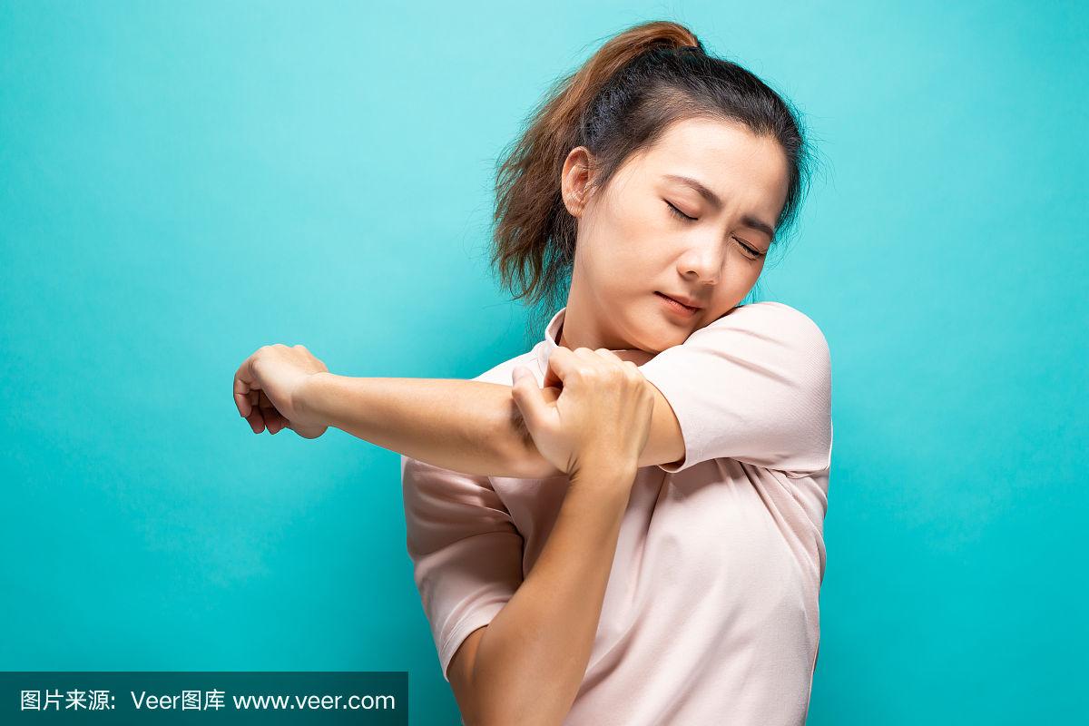 手臂疼痛的女人