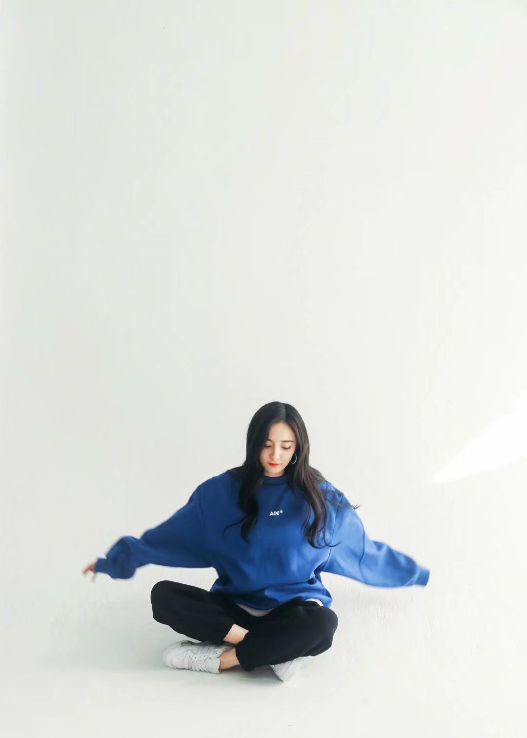 杨幂穿蓝色卫衣黑色卫裤,时而呆萌时而帅气,甜酷女孩就要这样穿