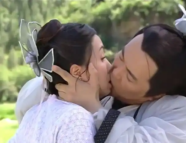 说起辣人眼睛的吻戏,不得要提一下我们的"皇帝"专业户张铁林.